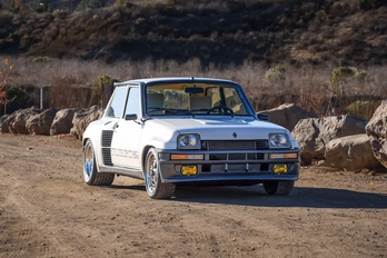 Úgysem találod ki, hogy milyen motor van ebben a gyönyörű Renault R5 Turbo 2-ben